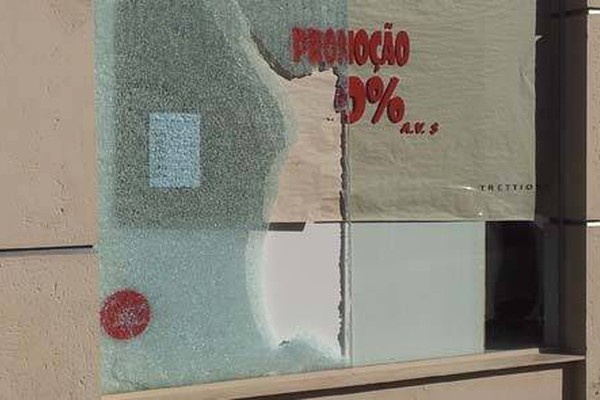 Incidência de ataques a vitrines de lojas preocupa e irrita comerciantes patenses