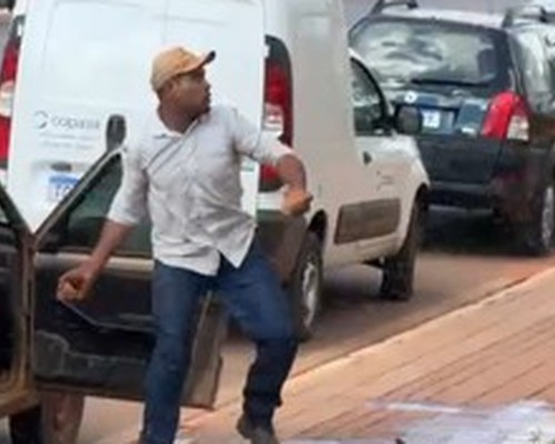 Homem arremessa pedras em ataque ao Centro Administrativo de Paracatu; veja as imagens