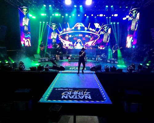 No hit “5 da manhã”, Natazinho faz público soltar a voz na arena da Fenamilho 2026; veja ao vivo