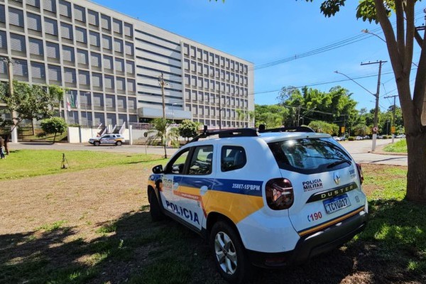 Ambulante que chamou operador de caixa de aleijado responderá criminalmente em Patos de Minas