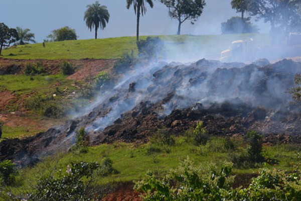 Moradores denunciam queimada com fumaça tóxica em chácara no bairro Laranjeira