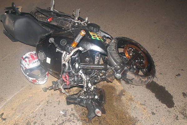 Motociclista fica gravemente ferido em acidente com carro que chegou a capotar na Av. Marabá
