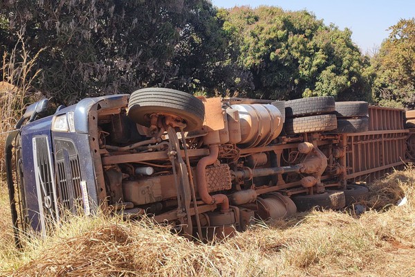 Carreta de transporte de gado tomba na MGC354 e condutor sai ileso, em Patos de Minas