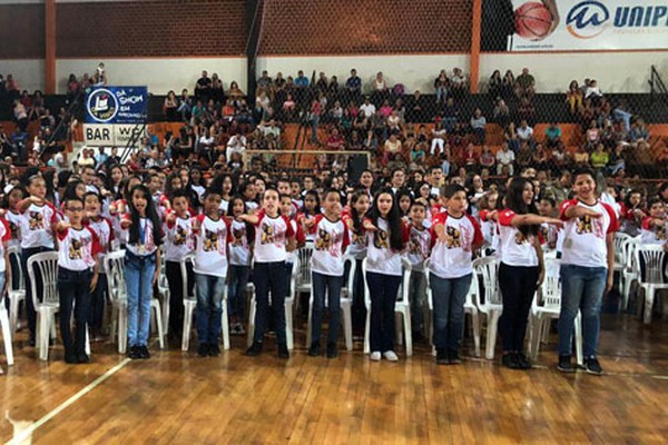 Polícia Militar realiza a formatura de estudantes que concluíram o Proerd em Patos de Minas