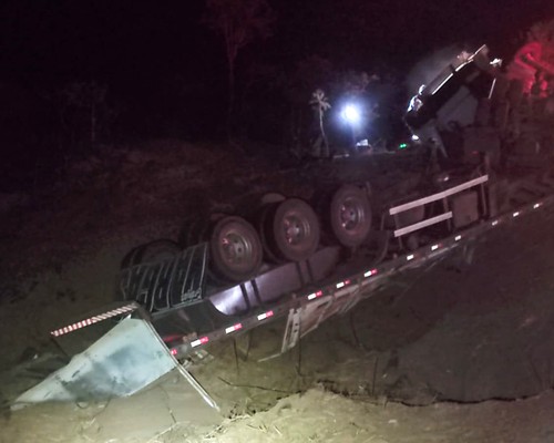 Caminhão carregado com milho capota na MG 188 e motorista fica preso entre as ferragens