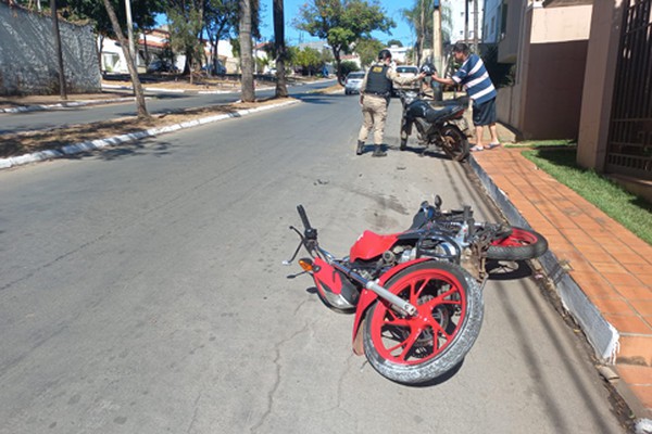 Jovem é flagrado “dando grau”, tenta fugir, bate em outro motociclista e acaba ferido e detido