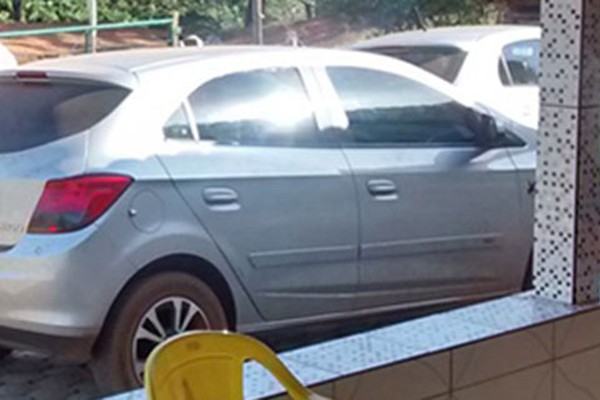 Mulher tem carro tomado de assalto na porta de casa em Presidente Olegário