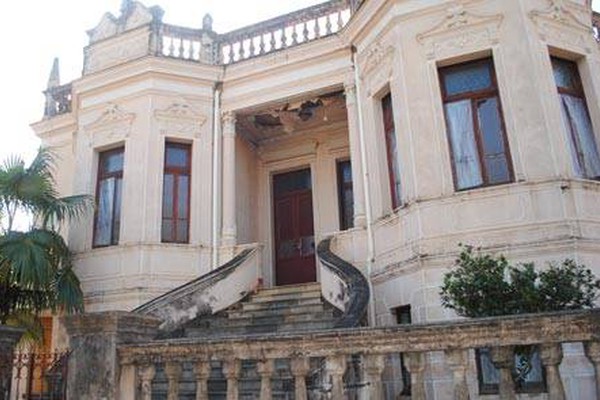 Sem projeto de restauração, Palacete de Amadeu Maciel sofre com a ação do tempo