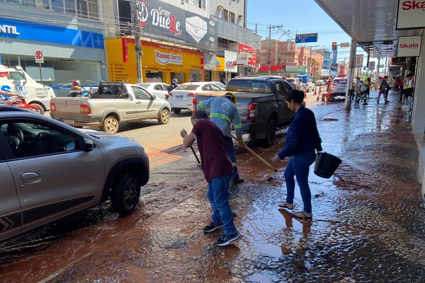 Centro de Patos de Minas é tomado por água e barro e lojistas se irritam com obra da Copasa