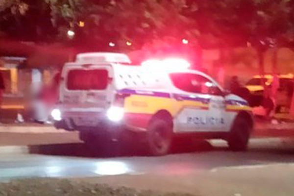 Homem que passava por Patos de Minas é agredido e tem roupas incendiadas