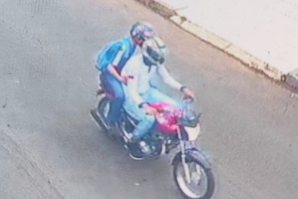 Homem assalta padaria e foge em garupa de motocicleta com comparsa, no bairro Nova Floresta