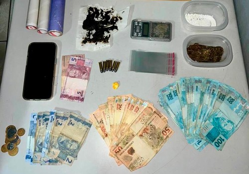 Polícia Militar encontra drogas, munições e mais de R$4mil e prende jovem em Patos de Minas