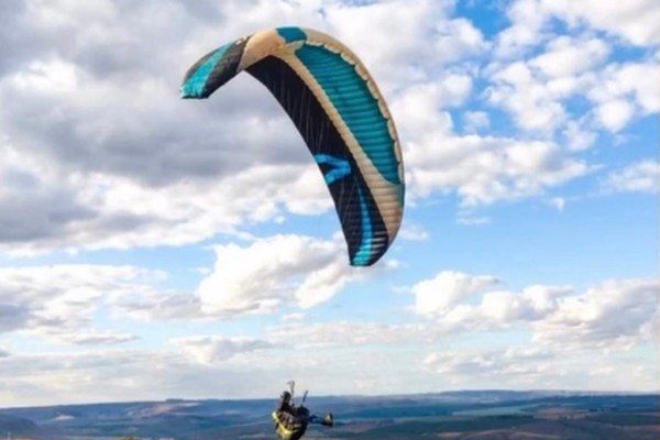 Piloto patense de parapente bate recorde em Patos de Minas com voo de 212 km