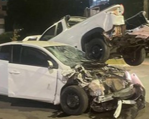 Impressionante! Carro vai parar debaixo de pick-up após violenta batida na Avenida Padre Almir; veja