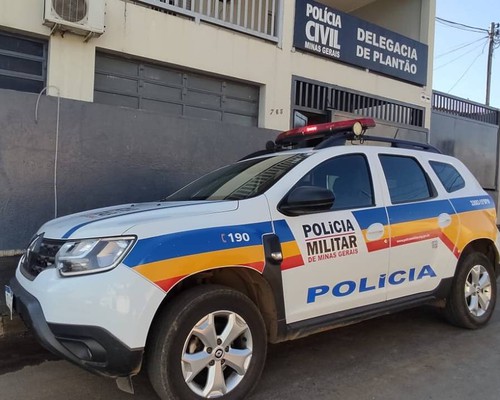 Homem ameaça gari com facão e resiste violentamente à prisão em Patos de Minas