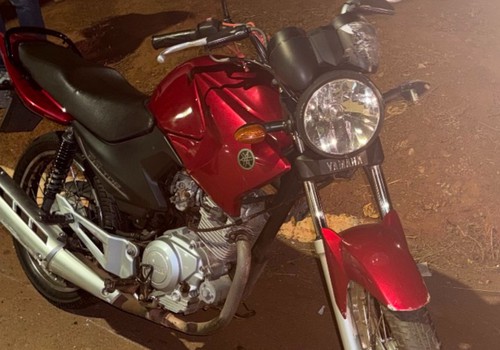Acidente entre moto e carro deixa duas pessoas feridas na Avenida Fátima Porto, em Patos de Minas