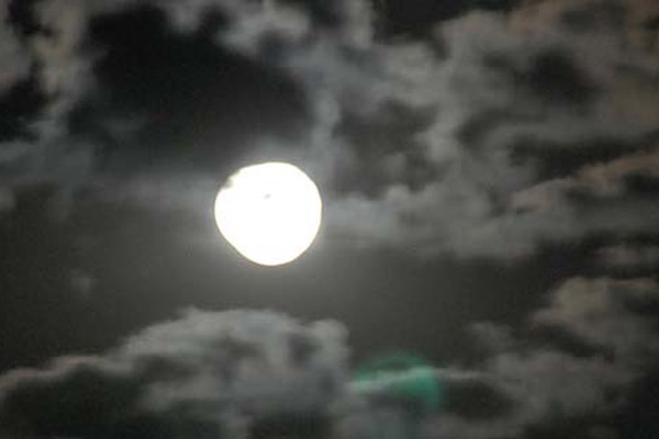 Lua cheia no céu de Patos de Minas dá show e chama a atenção dos patenses