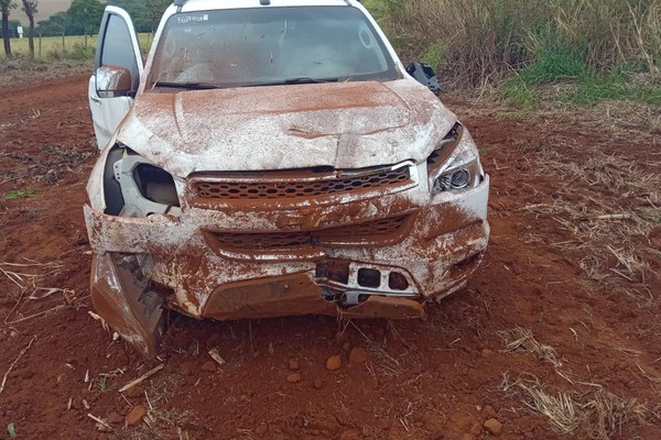 Caminhonete vai parar fora da pista ao tentar ultrapassagem e bater em carreta na BR 352