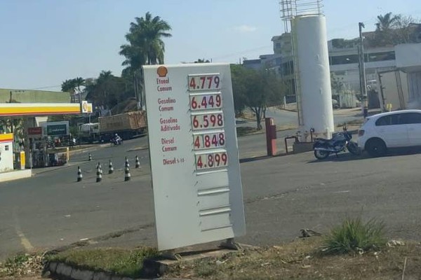 Postos repassam reajuste e preço da gasolina volta a bater recorde em Patos de Minas