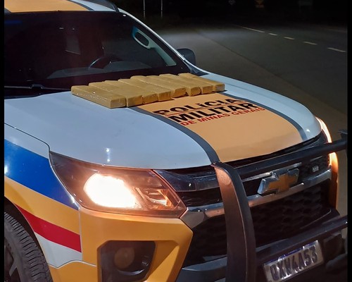 PM Rodoviária aborda ônibus durante Operação Pré-Carnaval e prende passageiro com 8 barras de maconha