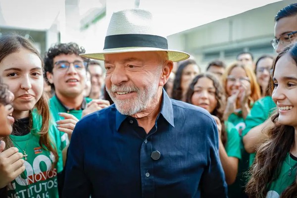 "Quem tinha que aumentar a taxa seríamos nós", diz Lula sobre EUA