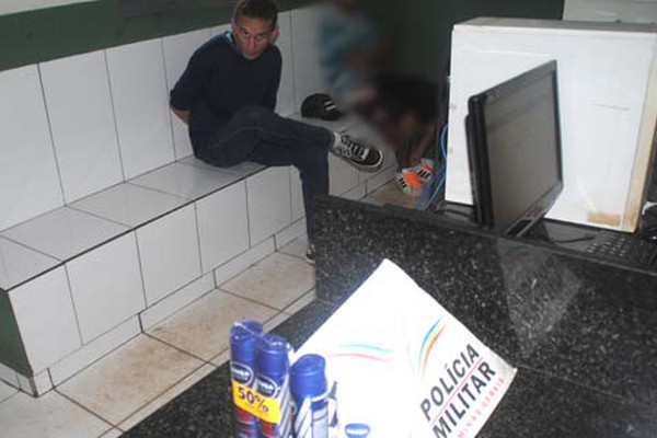 Jovem é preso com desodorantes furtados quando era perseguido por seguranças de hipermercado