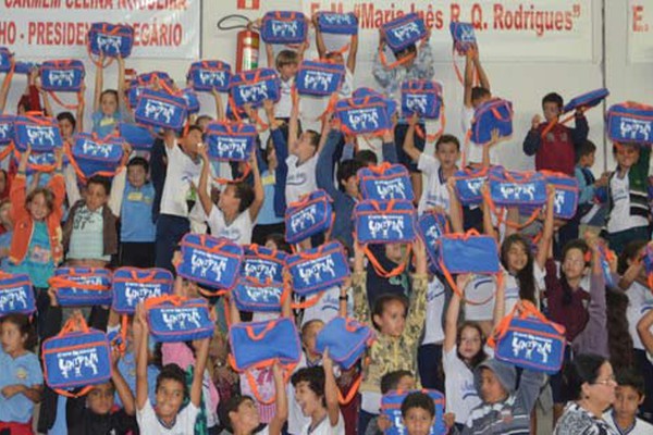 Projeto “Trilhas do Saber” do Unipam distribui 1.200 kits escolares para crianças carentes