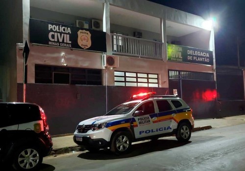 Homem é preso após tentar agarrar mulher à força, brigar com outro indivíduo e ameaçar policiais