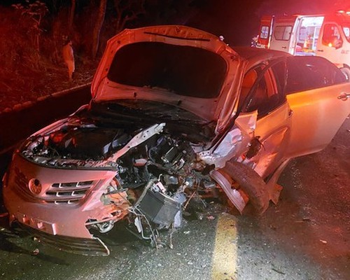 Motorista morre e passageira fica gravemente ferida em acidente com carreta e 2 carros na BR 352