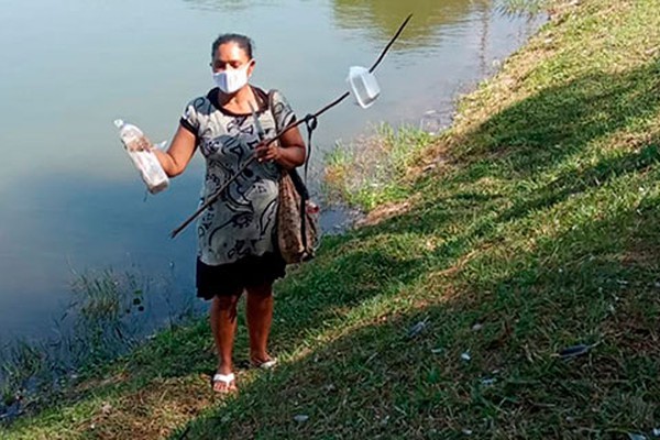 Senhora chama a atenção ao fazer trabalho voluntário de limpeza da Lagoa Grande
