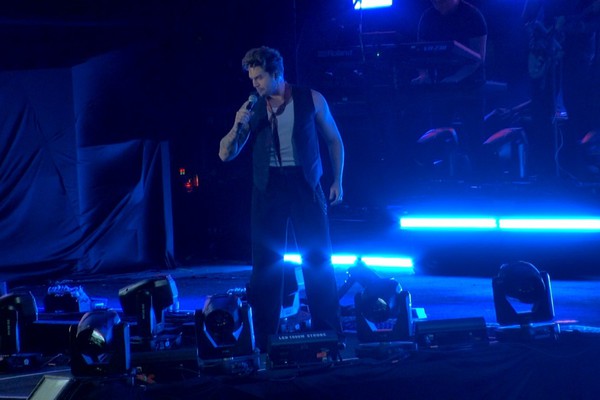 Luan Santana chama o público de Patos de Minas e canta "Clone"; veja ao vivo