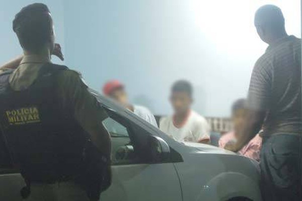 Adolescentes são flagrados furtando veículos em depósito da Polícia Civil