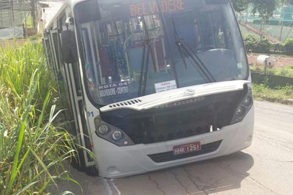 Cratera se abre na Avenida Piauí e ônibus com vários passageiros fica preso no asfalto