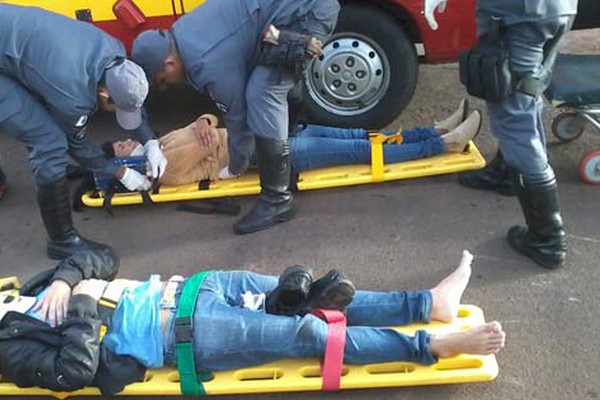 Motorista avança parada obrigatória e deixa dois feridos no Bairro Novo Horizonte