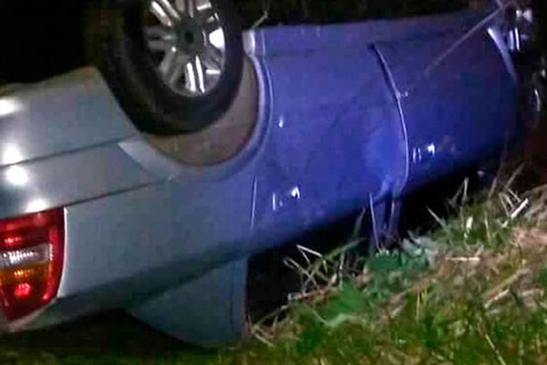 Motorista embriagado capota veículo em curva da LMG741 deixando 3 pessoas feridas 