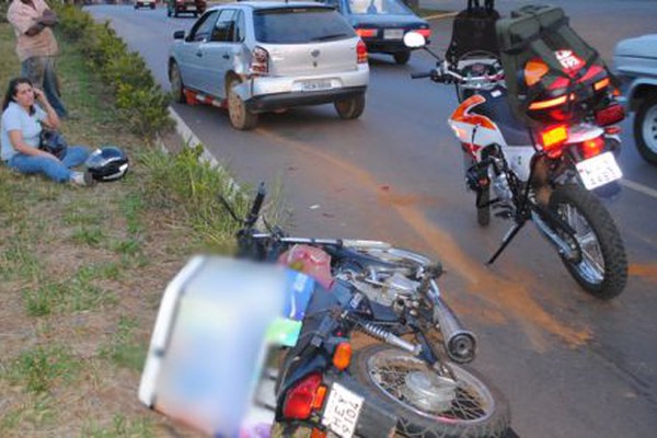 Cone deixado em pista da avenida J.K provoca acidente e deixa motociclista ferido