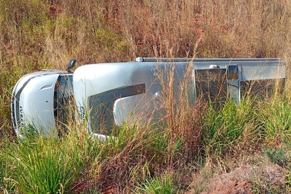 Motorhome sai da pista, bate em barranco e tomba na BR-365 próximo a Guimarânia