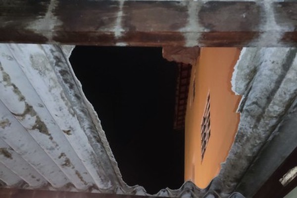 Jovem é preso após agredir a mãe e a irmã, ameaçar policiais e cair de cima de telhado