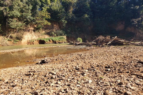 Rio Paranaíba sofre com a seca prolongada e escassez de água em alguns pontos impressiona