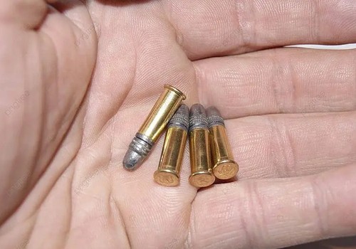 Morador encontra frasco cheio de munições durante limpeza de quintal no bairro Rosário