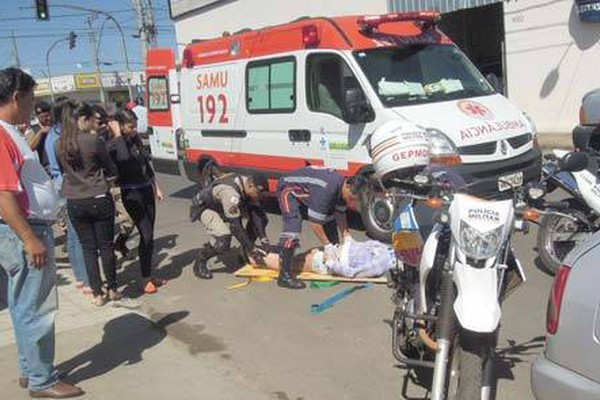 Motociclista de 19 anos fica ferida em acidente na rua Joaquim das Chagas