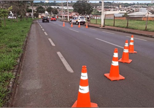 Polícia Militar prende motociclistas que praticavam manobras perigosas em Patos de Minas