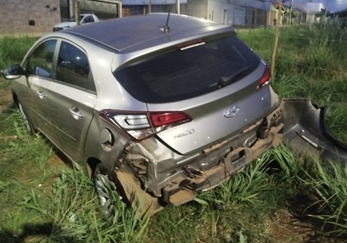 Motociclista inabilitado fica ferido após bater em carro que avançou parada obrigatória, em Patos de Minas