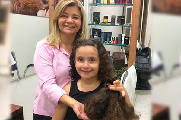 Criança de 7 anos surpreende os pais ao pedir para doar os cabelos para pacientes com câncer