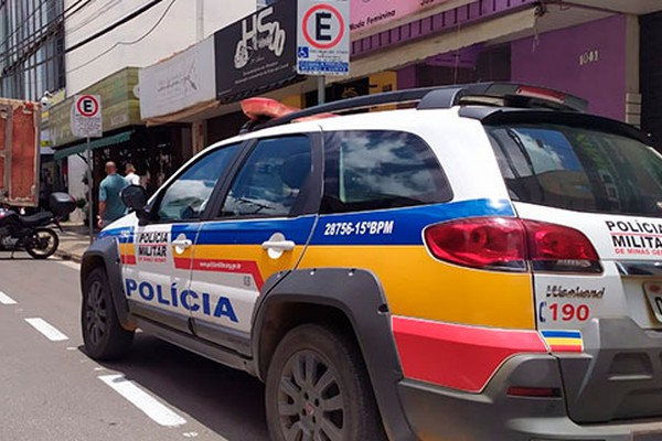 Criminosos de arma em punho assaltam joalheria no centro da cidade em Patos de Minas