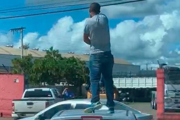 Vídeos mostram homem sobre teto de veículo em plena Avenida JK