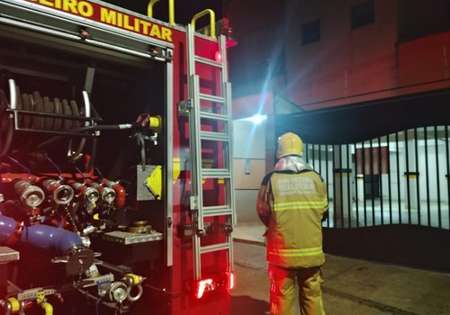 Moradora de apartamento é acordada de madrugada com geladeira pegando fogo em Patos de Minas