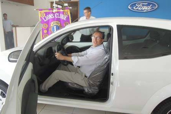 Lions Clube Centro entrega carro zero quilômetro para ganhador de rifa