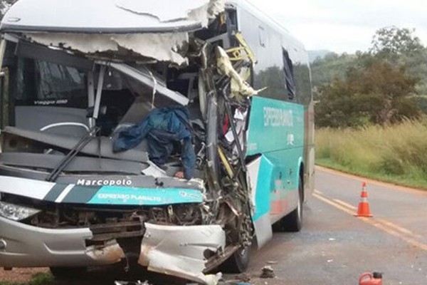 Ônibus da empresa Planalto bate com caminhão de leite e deixa uma vítima fatal na MGC-354