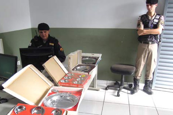 Homem é flagrado pela Polícia Militar com diversas caixas de utensílios para cozinha